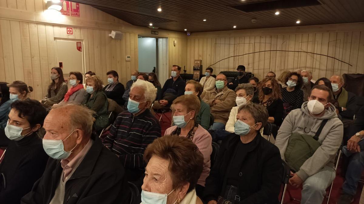 Notable presencia de público en el salón de actos de la Fundació Caixa Vinaròs en la presentación de ‘El Retablo Barroco en las comarcas castellonenses de la diócesis de Tortosa’.