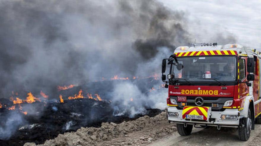 Los bomberos extinguiendo el incendio de Seseña