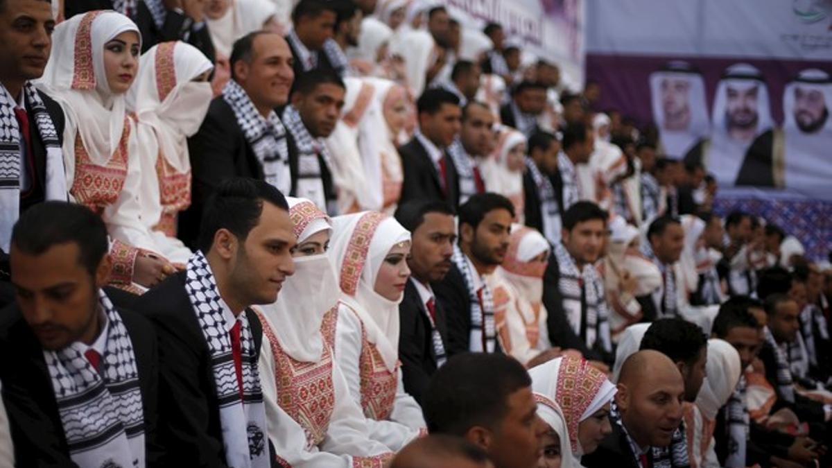 Las parejas palestinas esperan a ser casadas en una boda masiva en Gaza.