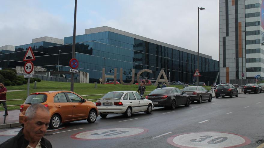 Atascos esta mañana a la entrada de la zona de Consultas Externas en el HUCA.