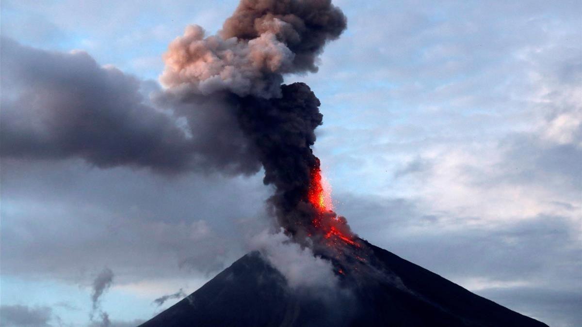 Foto de archivo de la erupción del volcán en México