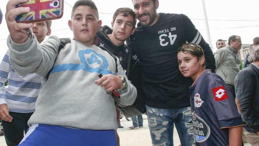 Jonás estampa su autógrafo en la camiseta de unos jóvenes aficionados a las puertas del Hospital Modelo.