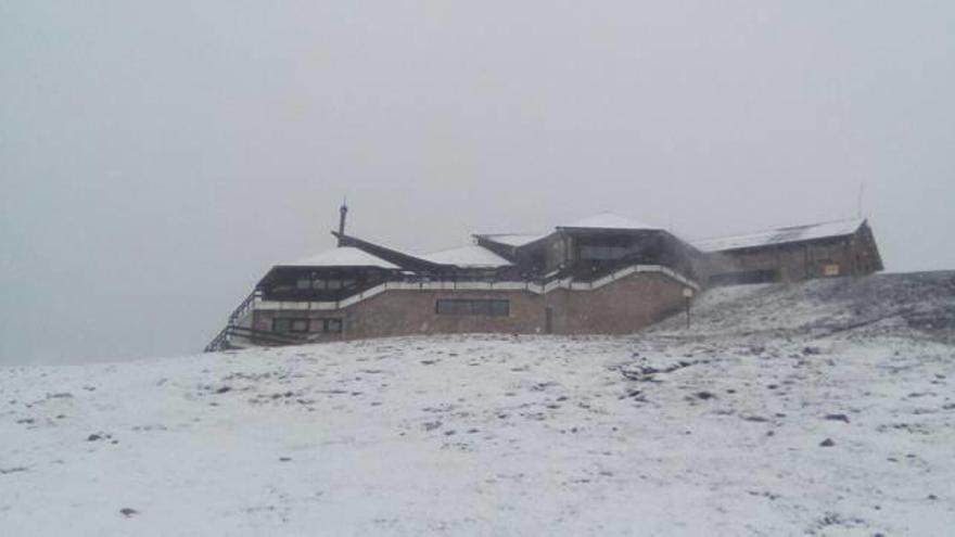 Temps de tardor Primera nevada a l&#039;estació La Molina - Niu de l&#039;Àliga