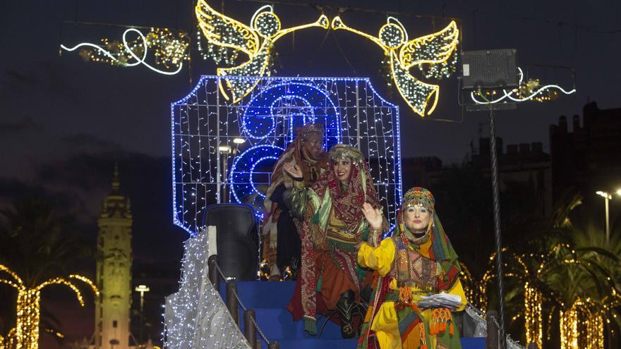 Las Carteras Reales anticipan la cabalgata y reciben a los niños en Alicante