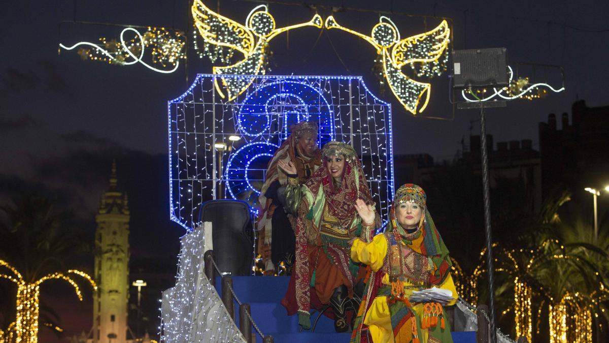 Las Carteras Reales anticipan la cabalgata y reciben a los niños en Alicante