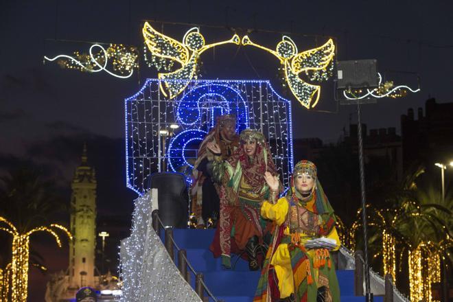 Las Carteras Reales anticipan la cabalgata y reciben a los niños en Alicante