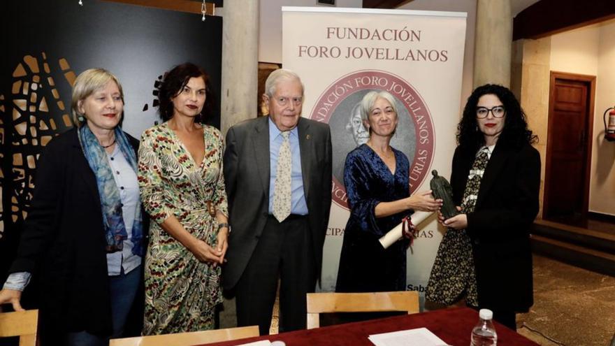 Por la izquierda, Lioba Simon, Montserrat López, Ignacio García-Arango, Ana Belén Menéndez y Vanesa Gutiérrez, ayer por la tarde, en el Museo Casa Natal Jovellanos . | Juan Plaza