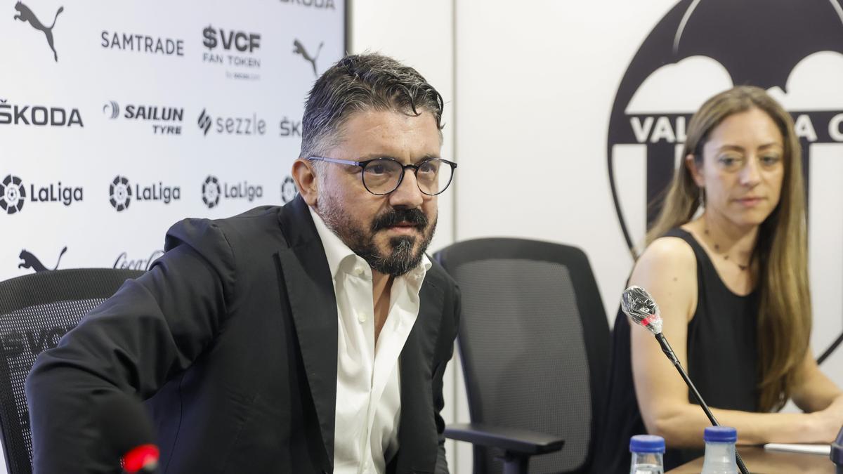 Gattuso ya luce la camiseta del Valencia.