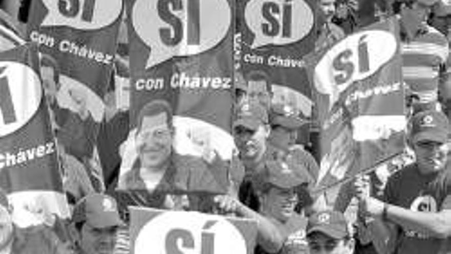 Los manifestantes chavistas tiñen Caracas de rojo en apoyo al ´sí´