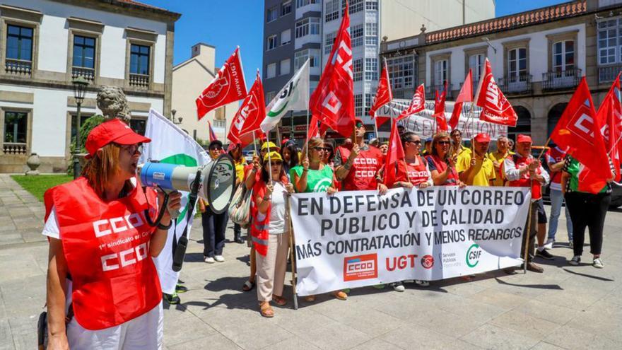 Trabajadores de Correos alertan en Vilagarcía de que la falta de personal retrasa las notificaciones administrativas
