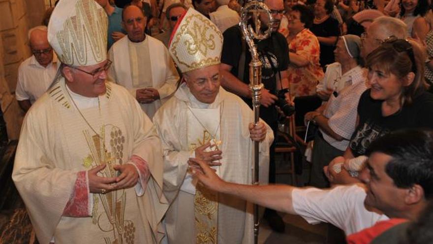 Lorca Planes saluda a su entrada a la catedral