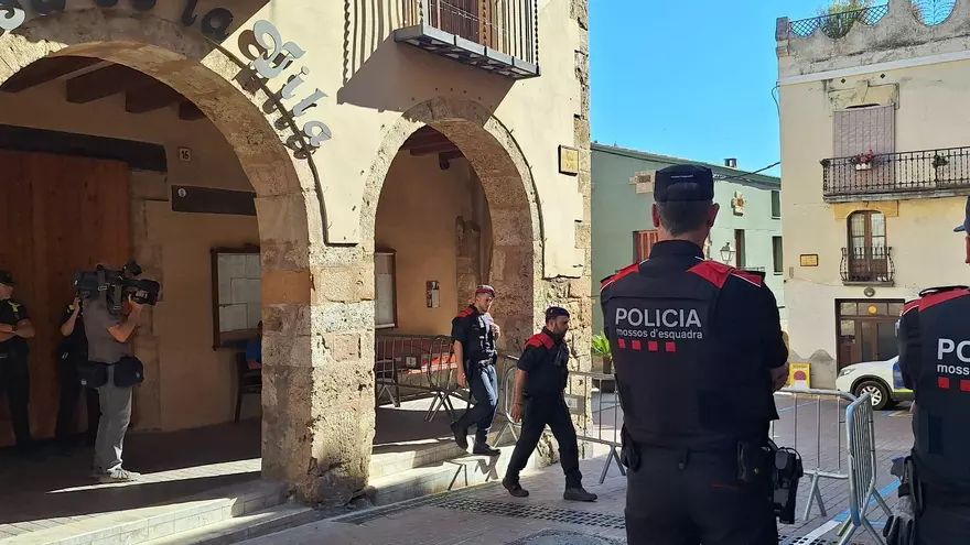 Desplegament policial a les portes de l'Ajuntament de Piera en el ple