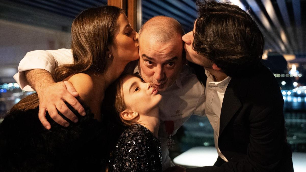Romain Fornell es felicitado por sus hijos, Lea, Charlotte y Hugo, tras recibir la medalla de la Legión de Honor francesa, este jueves en Barcelona.