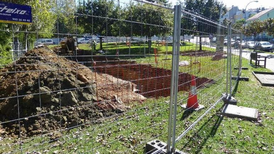 Zanja en el parque Luis Seoane para instalar una tubería, hace unos días.