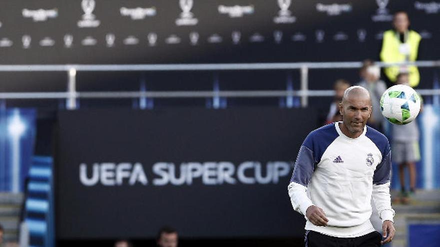 Zidane, con el balón durante el entrenamiento de ayer del Madrid.