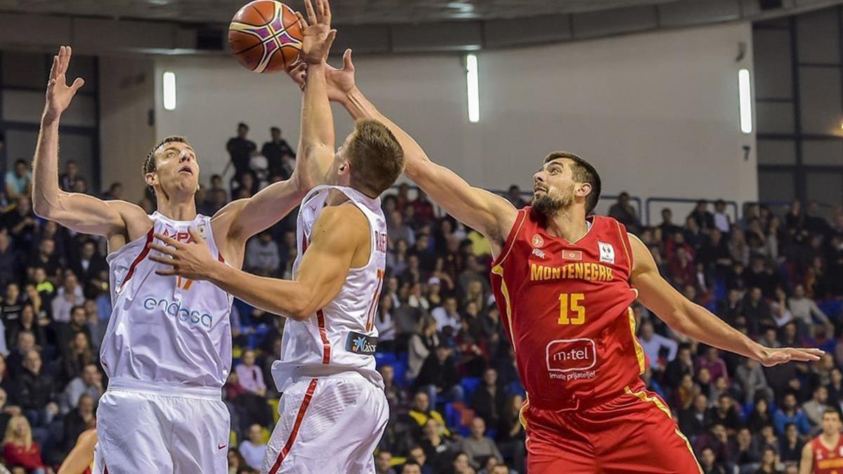 Fran Vázquez y Rabaseda (de blanco) luchan por el balón.