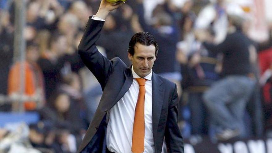 El entrenador del Valencia CF, Unai Emery, sujeta el balón durante el partido correspondiente a la decimonovena jornada del Campeonato Nacional de Liga de Primera División que enfrenta al conjunto valencianista con el Deportivo de La Coruña esta tarde en el estadio de Mestalla.