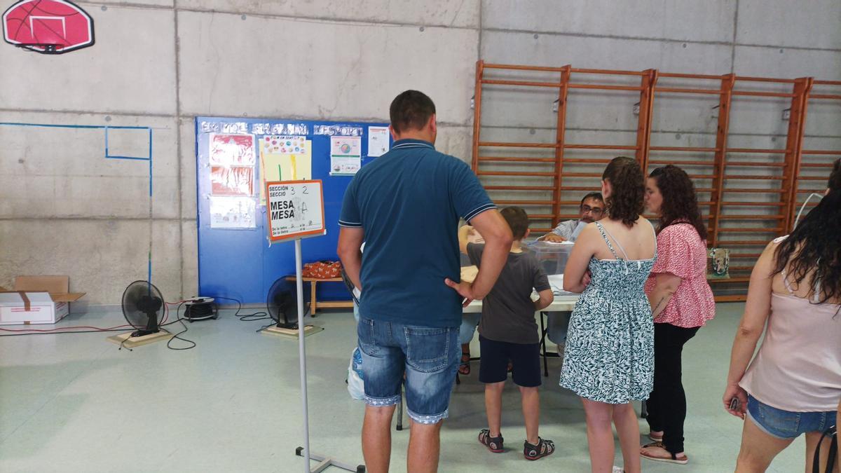 Votants a l'escola Josep Pallach de Figueres aqeu