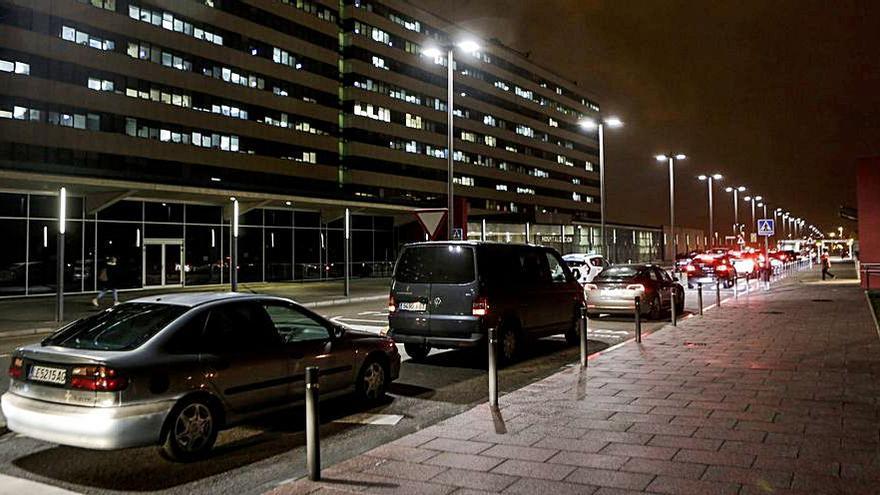 La cola de coches en el autocovid, anoche, a las 22.00 horas. | Julián Rus