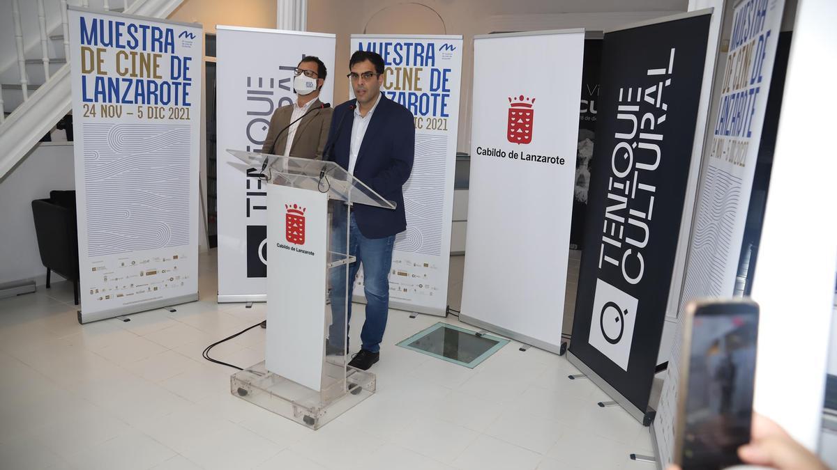 Javier Fuentes (i) y Alberto Aguiar durante la presentación de la Muestra de Cine de Lanzarote en el Centro de Innovación Cultura El Almacén, en Arrecife.