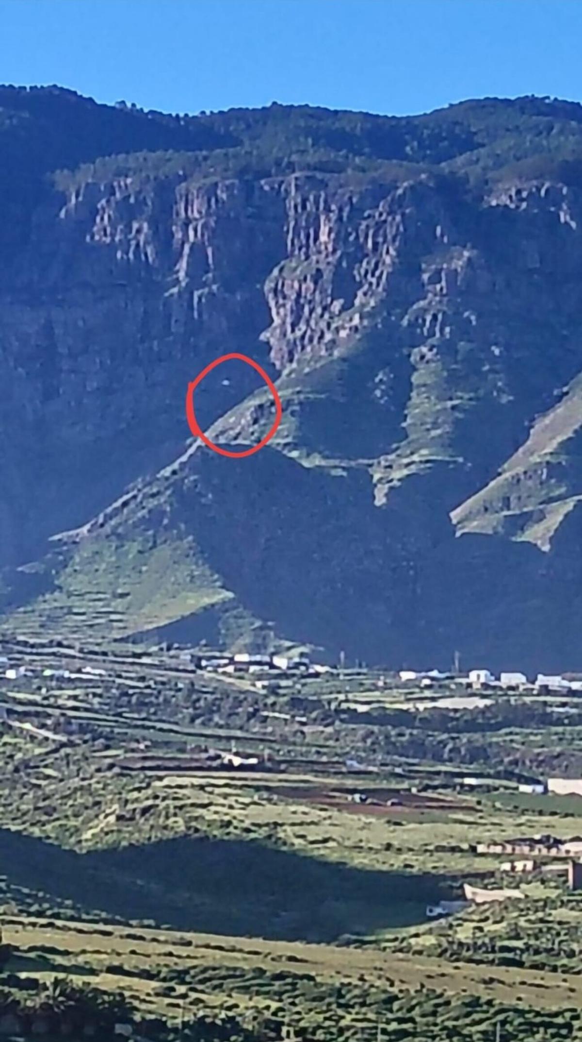Momento del rescate, en la mañana de este miércoles, de los tres montañeros por un helicóptero del GEs en la zona del Valle de Agaete