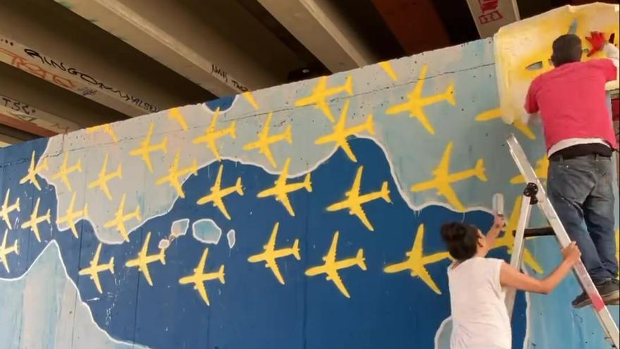 &#039;Sabotaje al Montaje&#039; lo vuelve a hacer: el mural del colapso turístico en Canarias