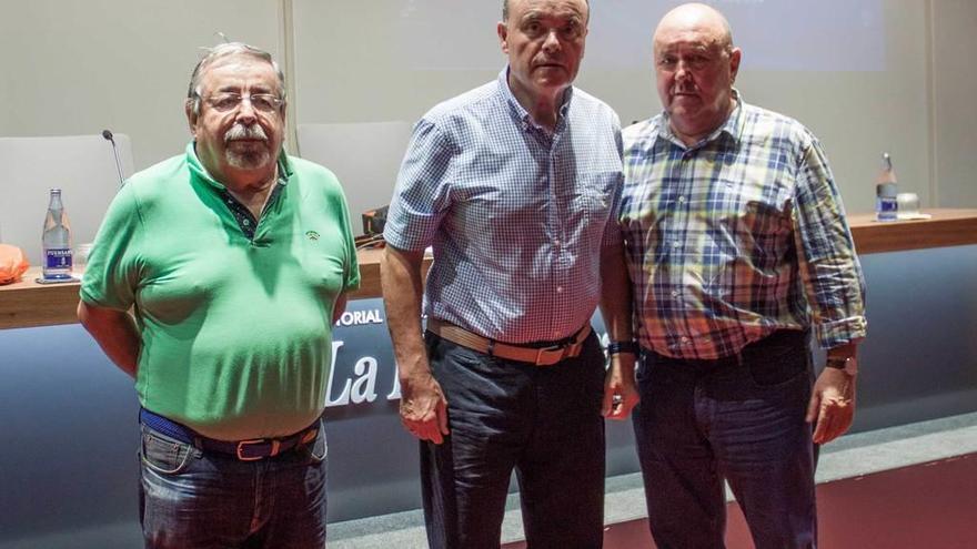 De izquierda a derecha, Falo Méndez, Javier García Cuesta y José Rionda, ayer, en el Club.