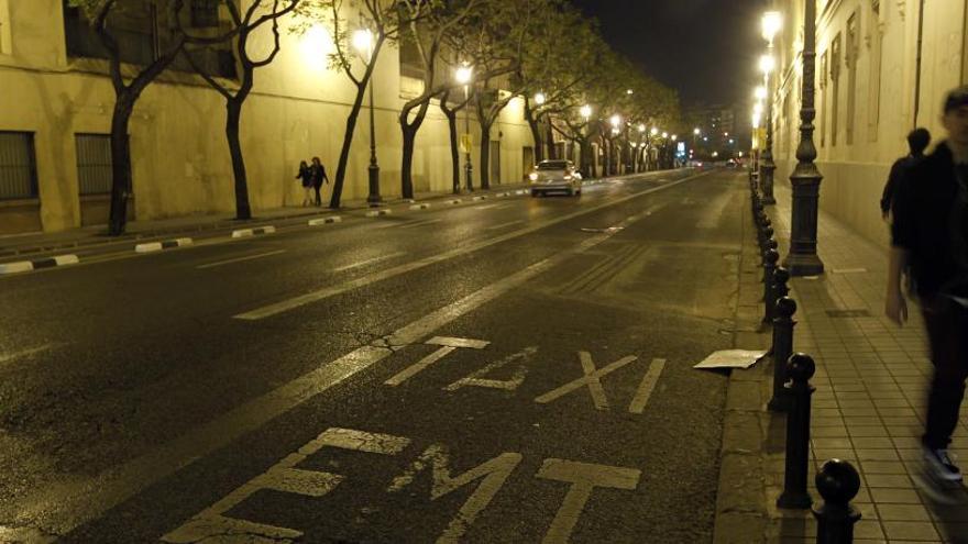 La EMT gana un 43 % de viajeros nocturnos en el primer fin de semana sin coches en el carril bus