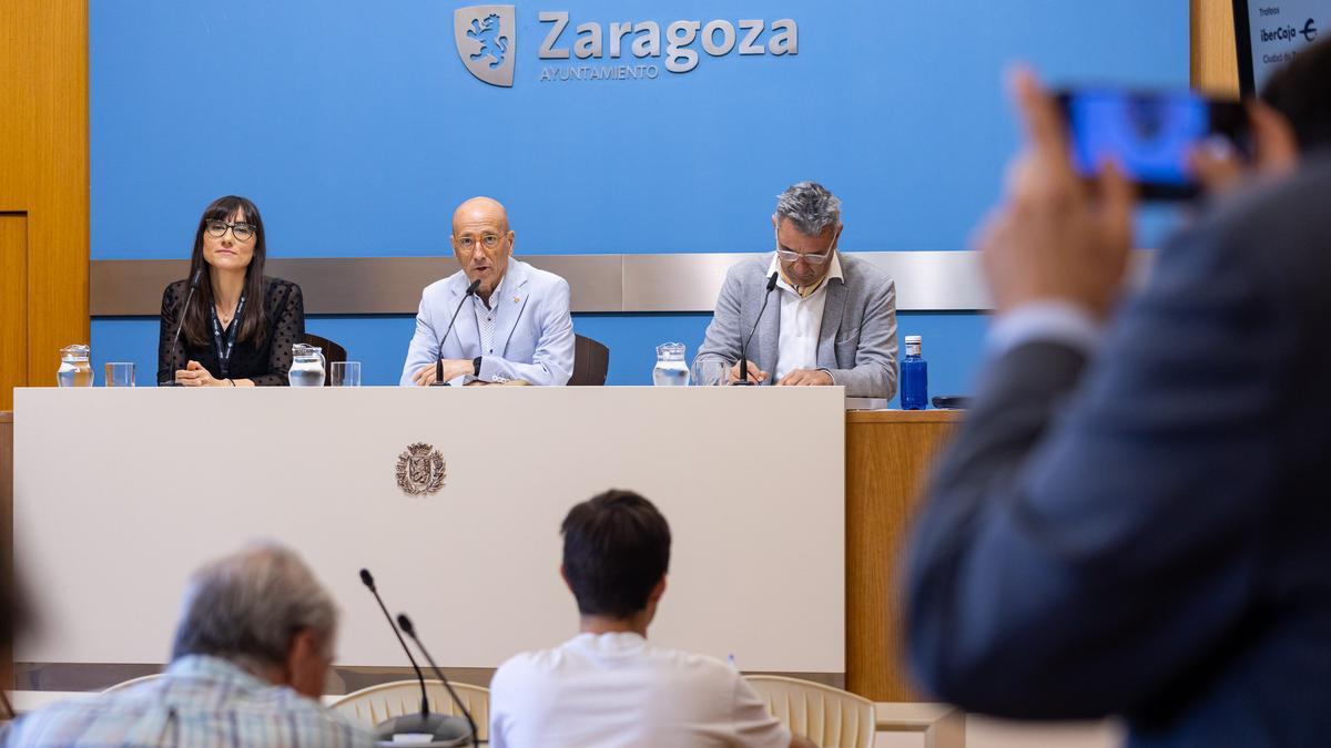María Frago, Félix Brocate y Miguel Gil, en la presentación del XVII Trofeo Ibercaja Ciudad de Zaragoza de natación en el ayuntamiento de este miércoles.