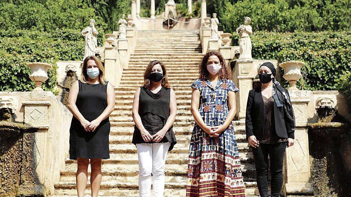 La presidenta Armengol con las presidentas insulares, ayer en la escalinata de Raixa.