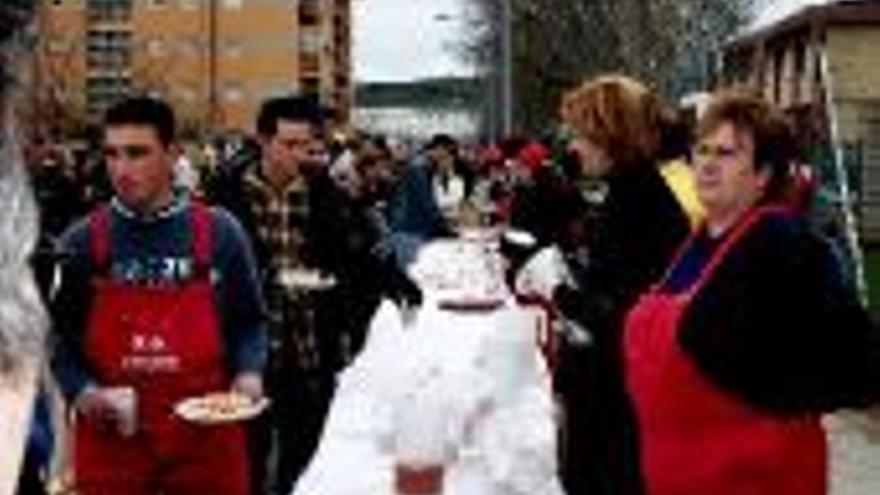 El Carnaval moralo desafía a la lluvia y mantiene su programa