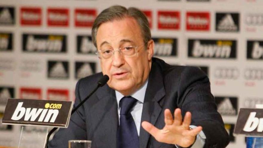 Un gesto de Florentino Pérez durante la rueda de prensa de ayer.