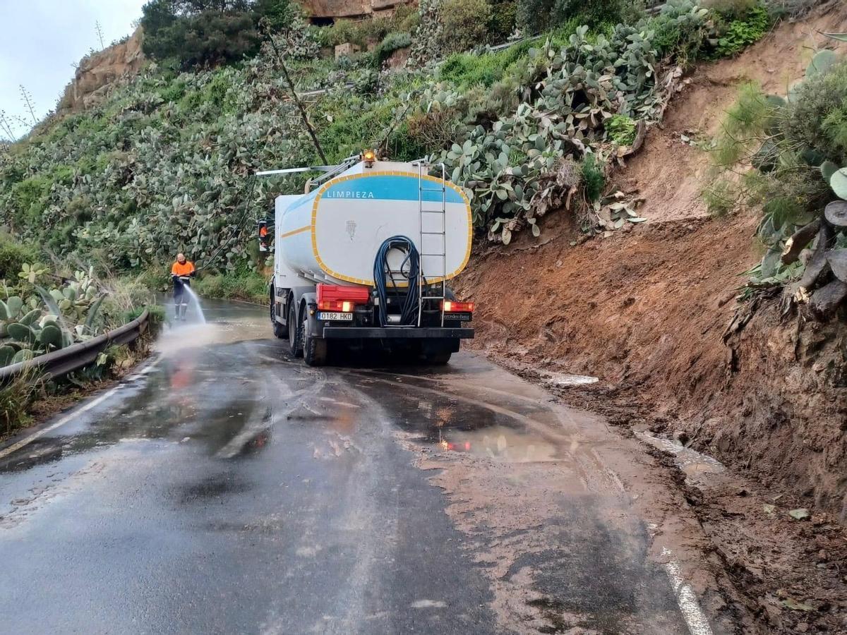 Labores de limpieza en la carretera entre Llanos de María Rivera y La Milagrosa
