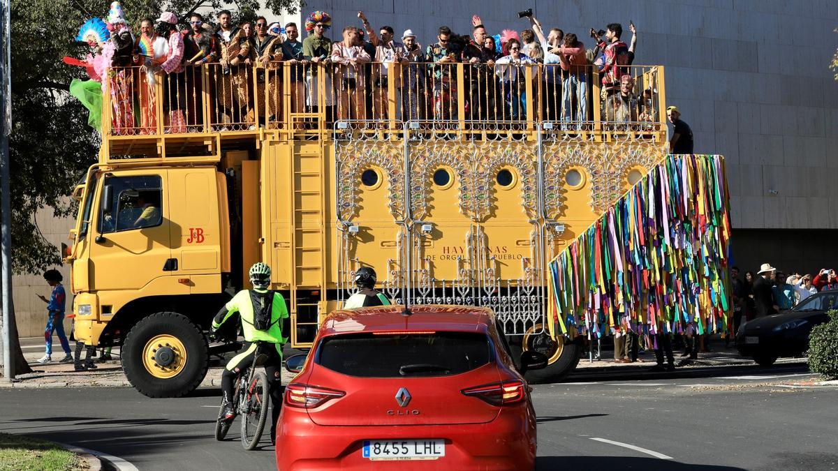 Participantes en la carroza «Orgullo de pueblo».