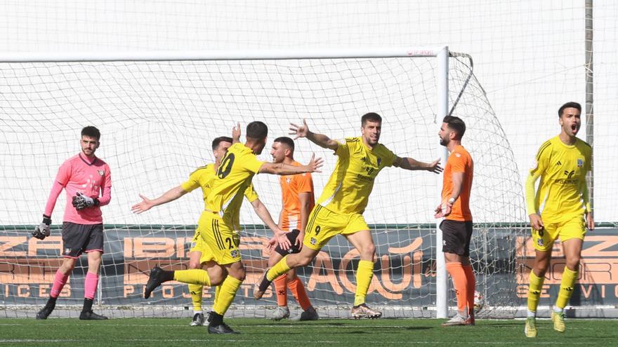 La SD Formentera celebra el gol de Górriz