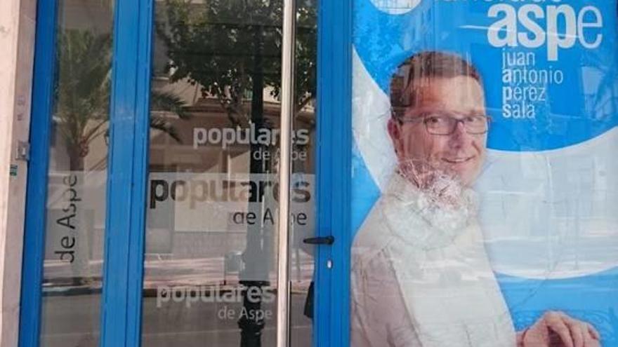 La cristalera rota con la imagen del candidato del PP.