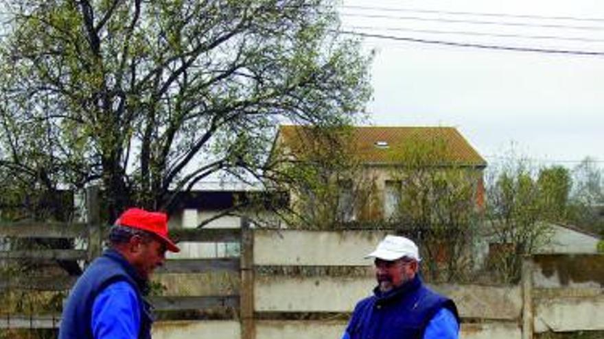 Dos operarios, durante la construcción de los huertos en la carretera de Almaraz.