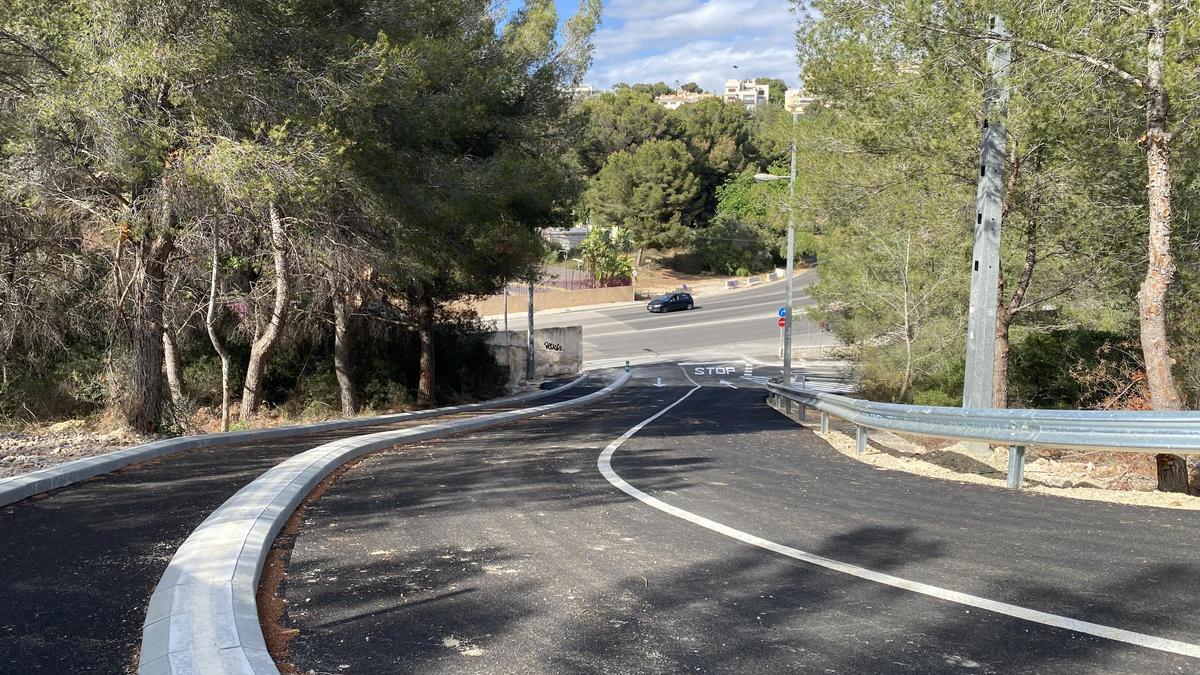 Acceso desde la calle a las explanadas de aparcamiento superiores