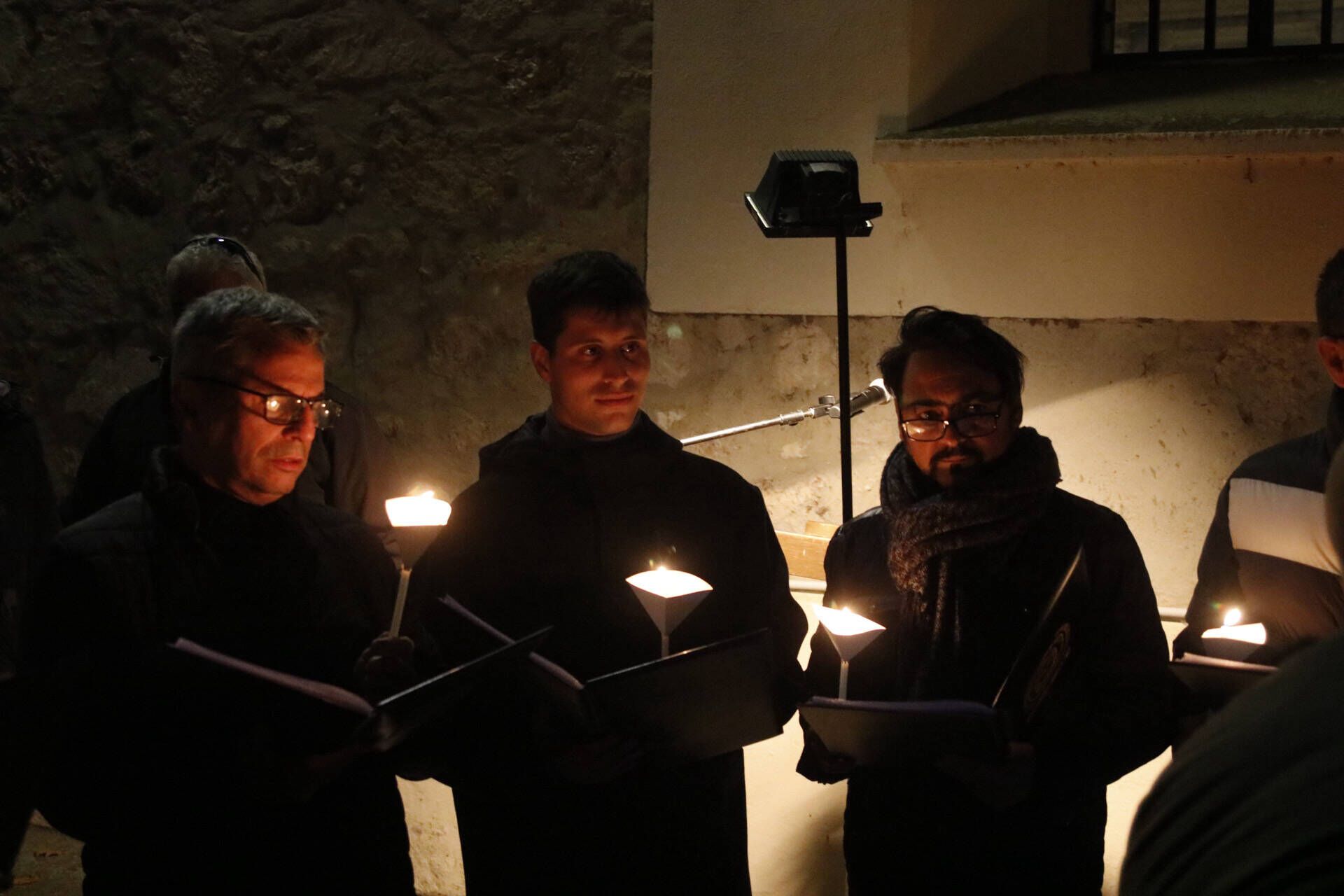 La procesión de las ánimas recorre el cementerio de San Atilano de Zamora con motivo de la noche de Difuntos y con la única iluminación de velas o faroles