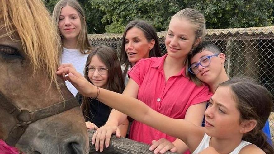 La reina Letizia y sus hijas visitan la granja escuela Jovent