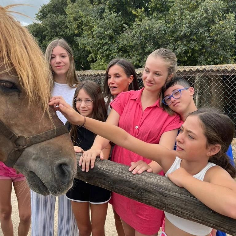 La reina Letizia y sus hijas visitan la granja escuela Jovent