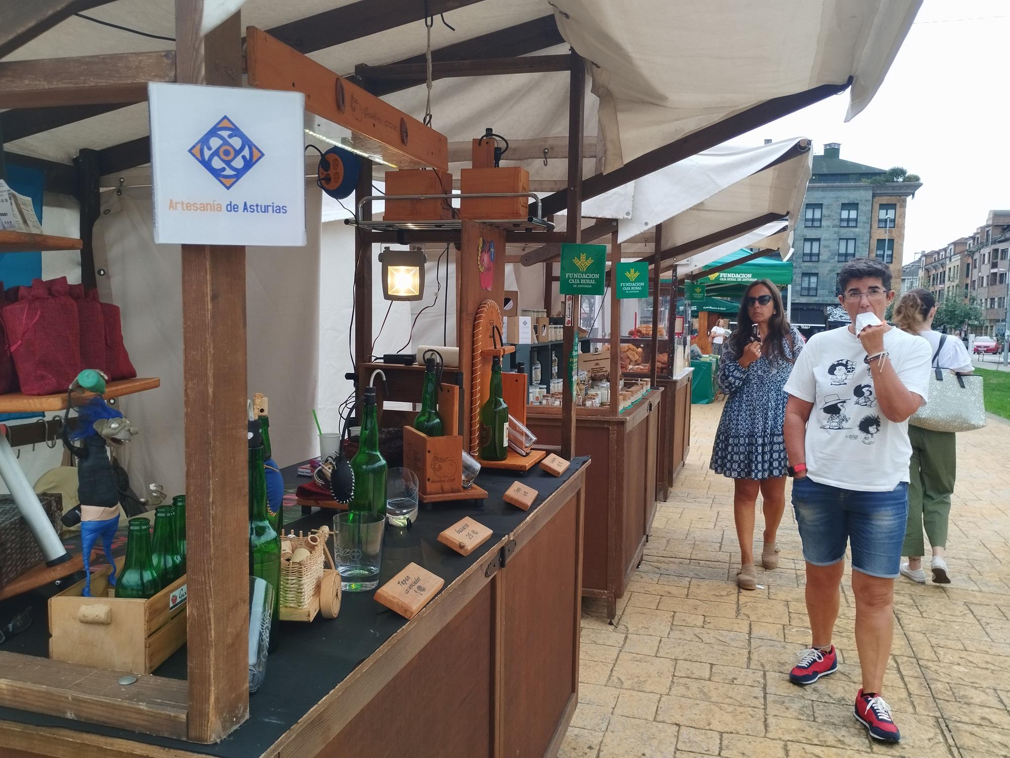 Villaviciosa esquiva la lluvia en el Mercado Artesano y Ecológico, en imágenes