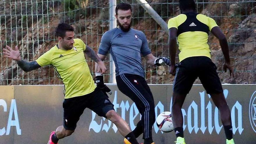 Hugo Mallo y Pape disputan un balón a Sergio durante el entrenamiento de ayer en A Madroa. // M. G. Brea