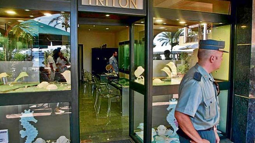 Un guardia civil, en 2006, frente a la joyería Tritón.