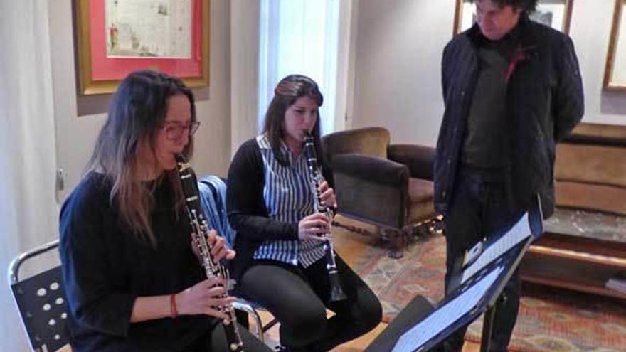Soler, con dos alumnas tocando el clarinete.