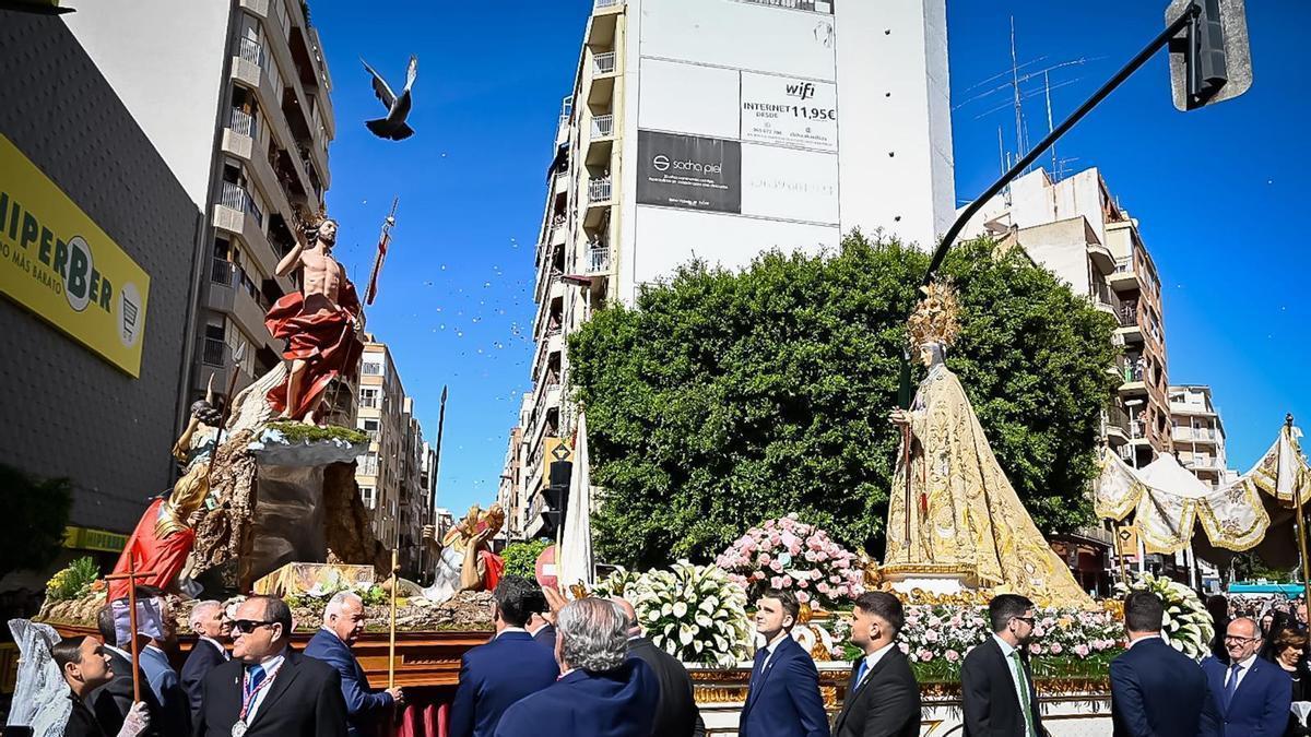 La Virgen de la Asunción y el Cristo Resucitado pasan por la plaza de Baix en Elche