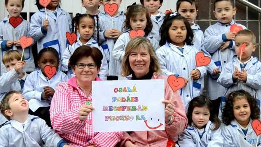 Alumnos de Infantil del Nazaret, con dos tutoras sosteniendo un mensaje de ánimo para las víctimas del terremoto.