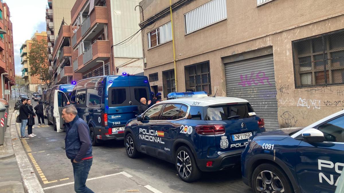 Operativo policial para el desalojo de una nave industrial ocupada en Badalona