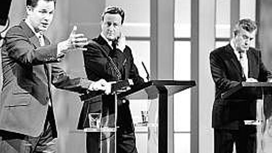 Clegg, Cameron y Brown, en el primer debate televisado.