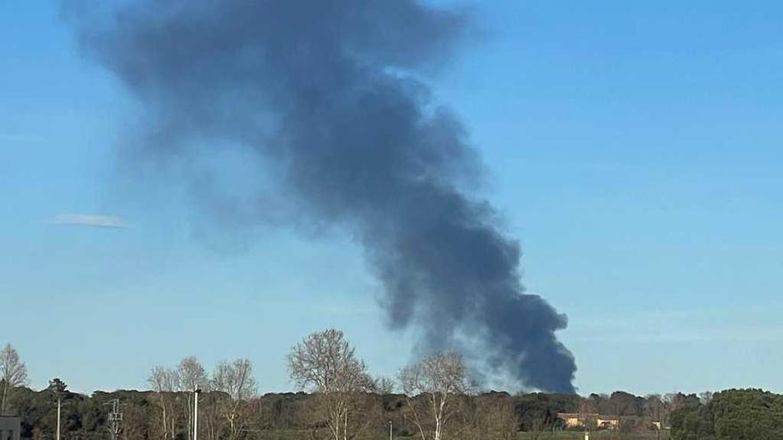 Crema un autobús buit en un pàrquing de Girona